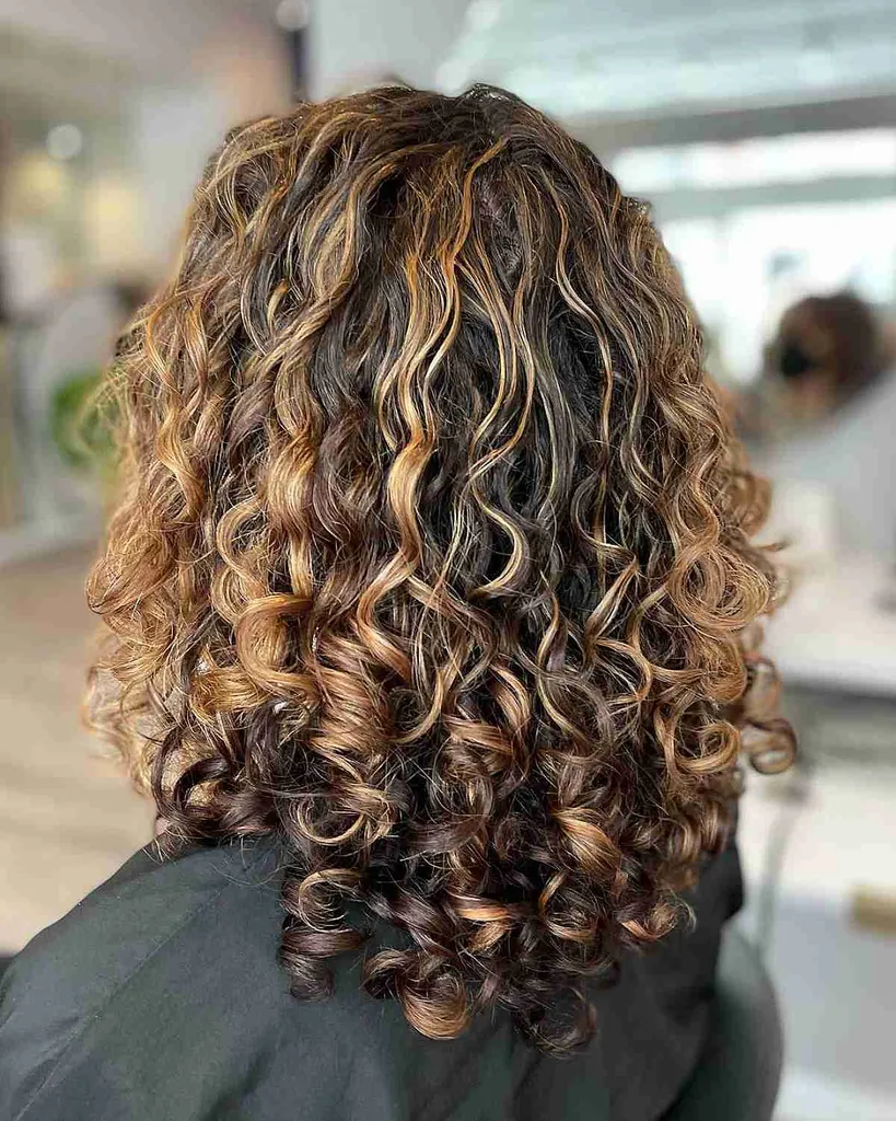 Mocha Caramel Balayage se învârte pe bucle brunete' title=