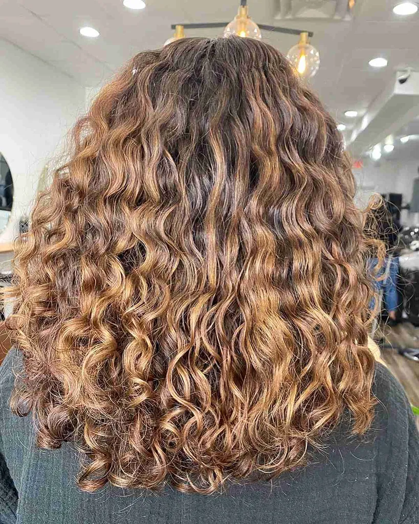 Bucle de lungime medie cu ombre de balayage maro de ghimbir' title=