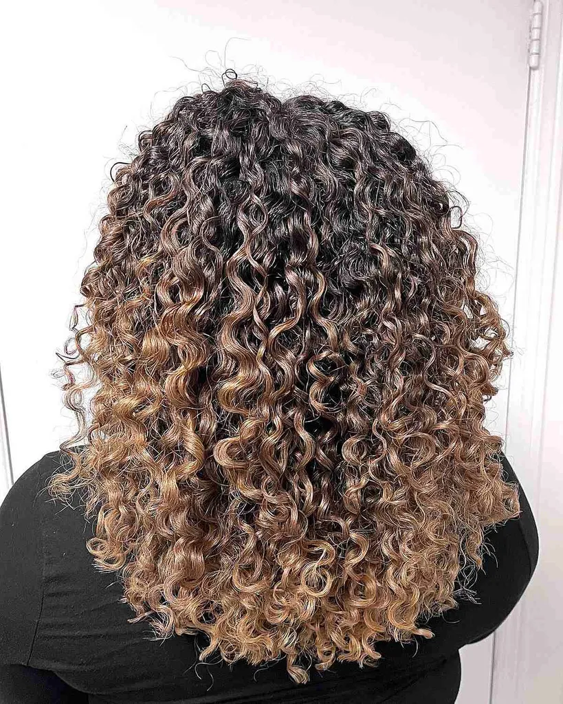 Bucle strânse cu culoarea balayage blondă caldă topită' title=