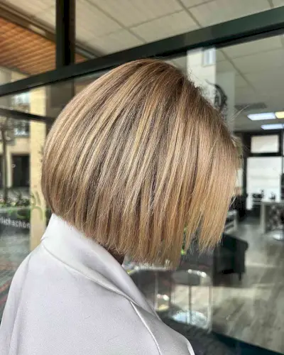 Lived-in Short Dark Blonde Bob Balayage for Women