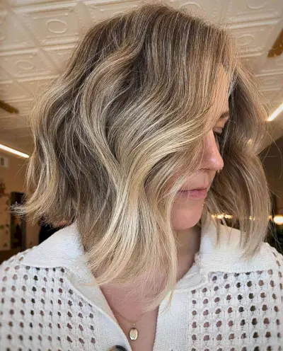 Collarbone-Length Wavy Lob with Blonde Balayage Babylights