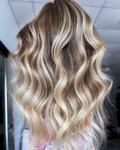 Stylish Natural Brown Hair with Blonde Highlights