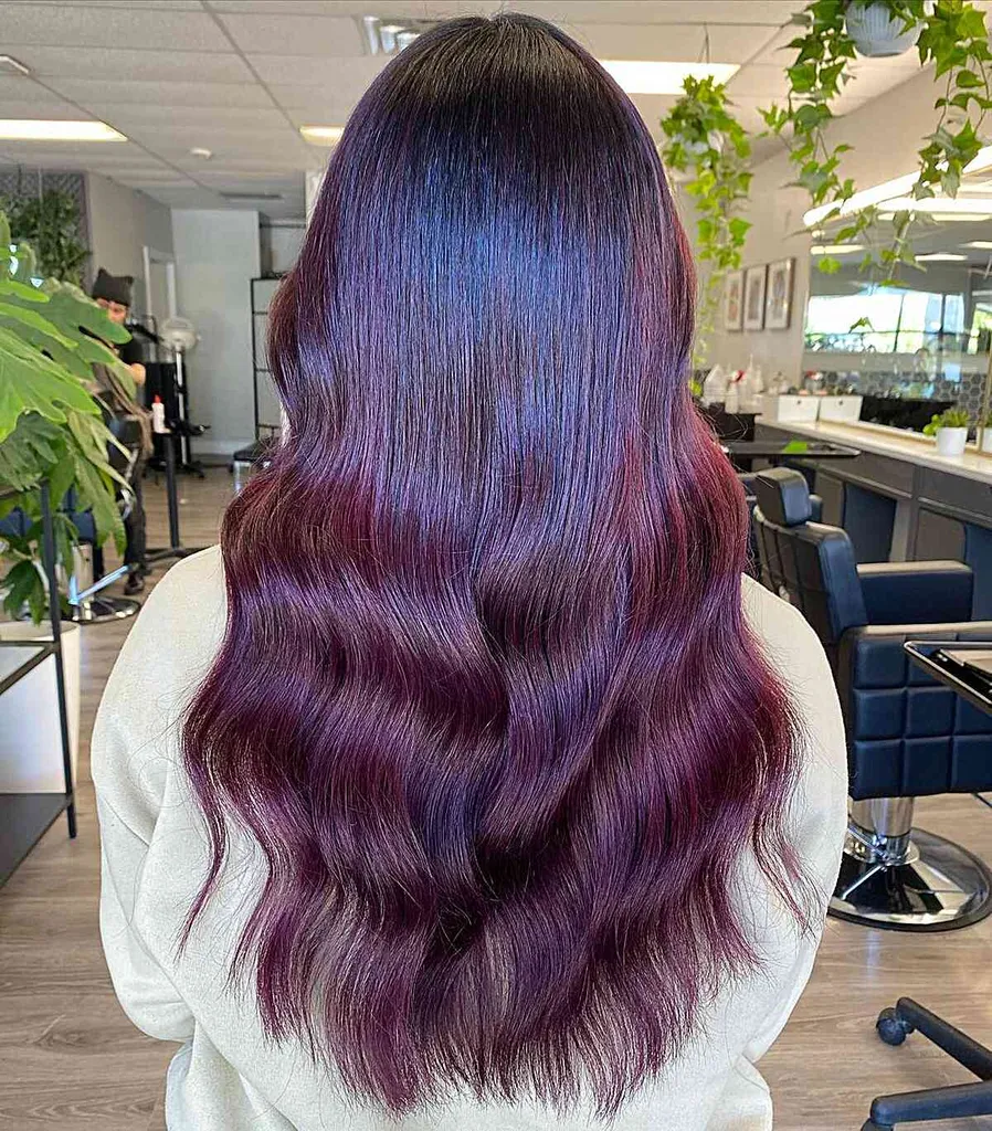 Sangria Red Soft Burgundy Balayage Ombre su ilgomis subtiliomis bangomis' title=