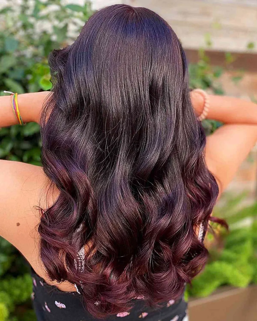 25 Bordo spalvos Balayage plaukų spalvos idėjos šaltam rausvui atspalviui