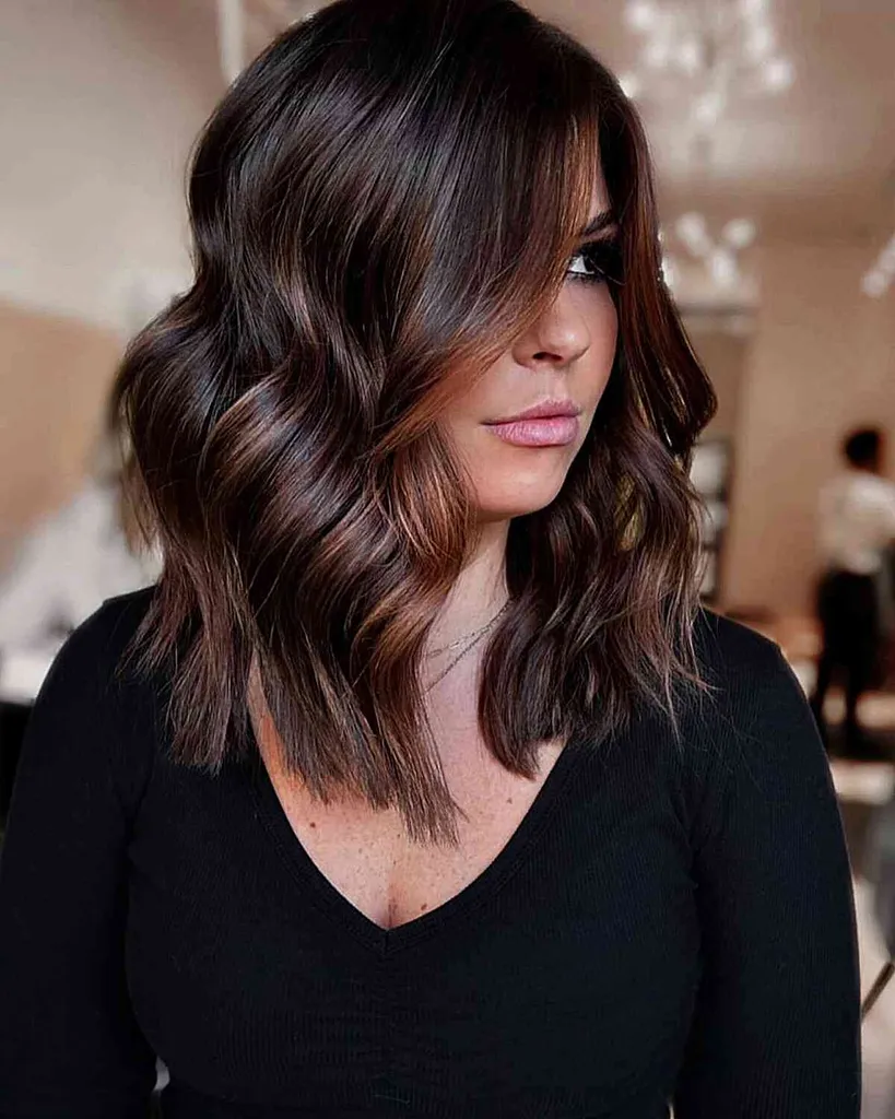 Lesklé tóny tmavej brunetky balayage' title=