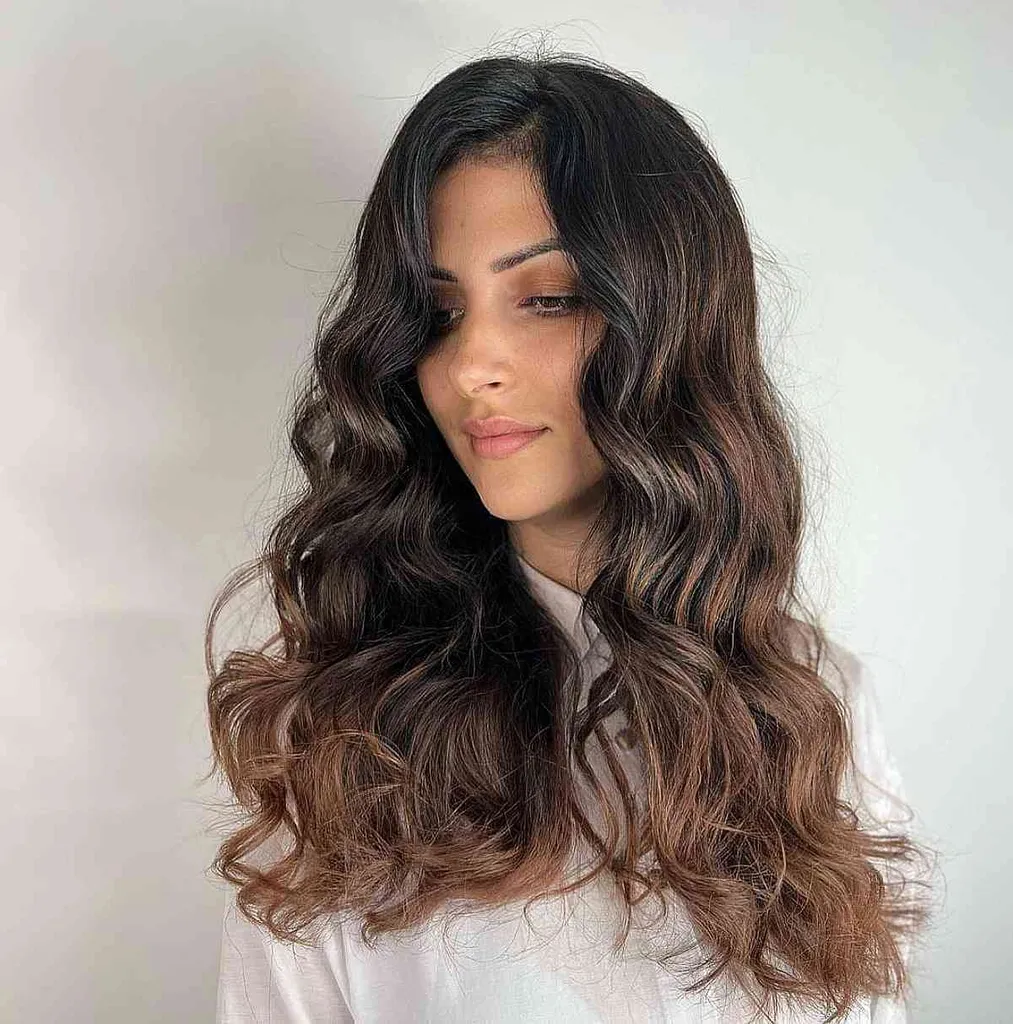 Tmavo hnedá základňa balayage so svetlými koncami' title=