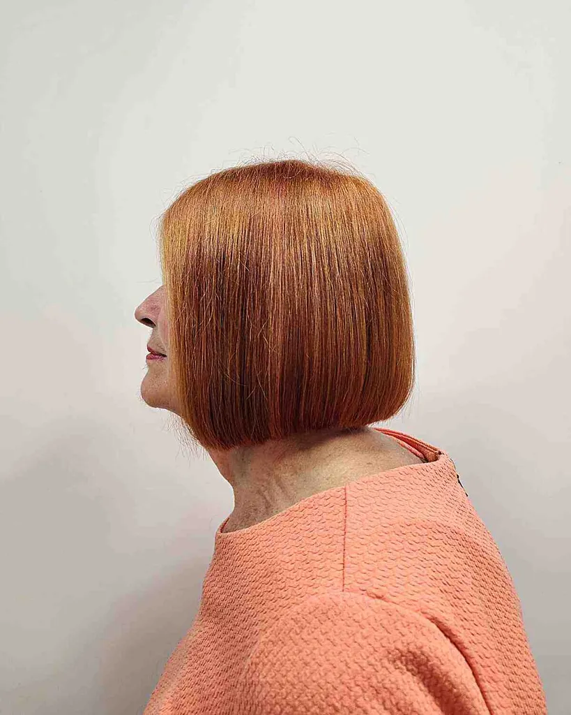 Taglio di capelli corto ispirato all’autunno con colore zenzero naturale per 60 anni' title=