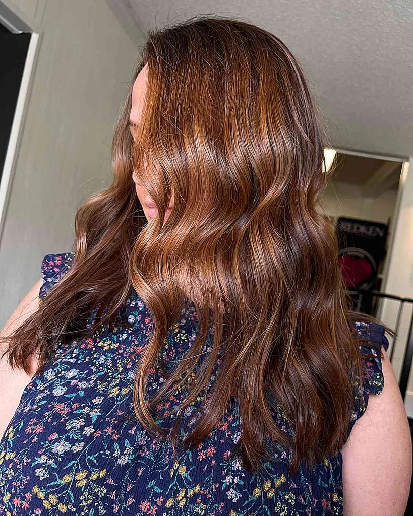 Vidutinio ilgio Golden Chestnut Auburn Balayage plaukai' title=