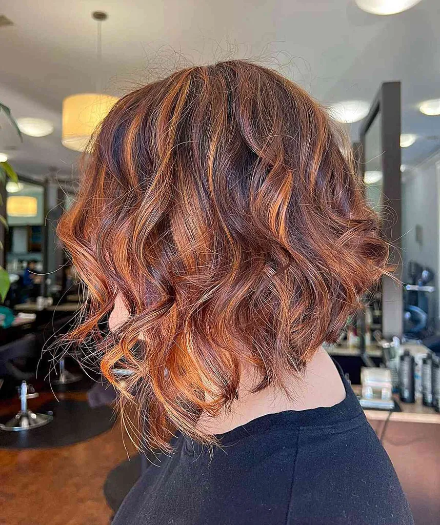 Trumpas Auburn Bob su Balayage akcentais' title=