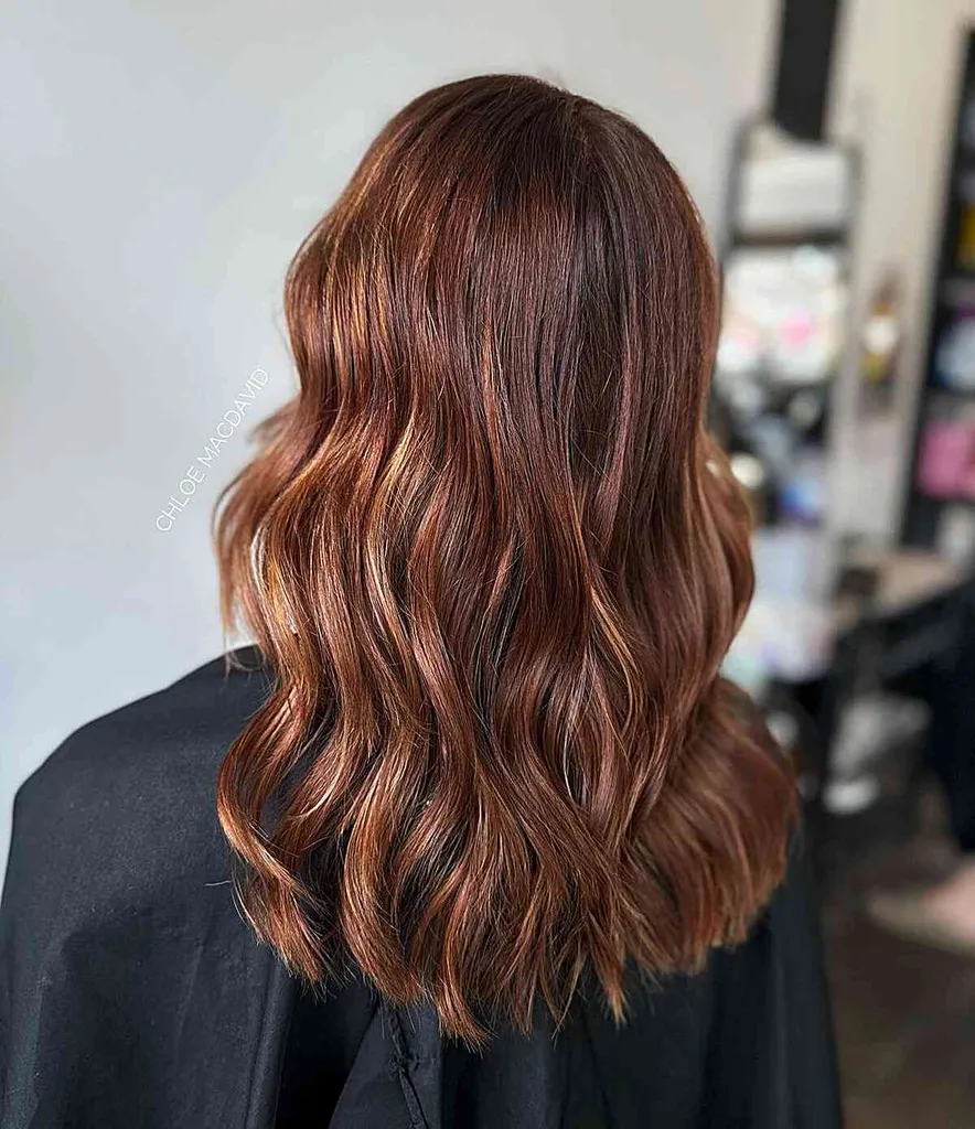 Vidutinio ilgio Deep Auburn Balayage plaukai su vario blondinės atspalviais' title=