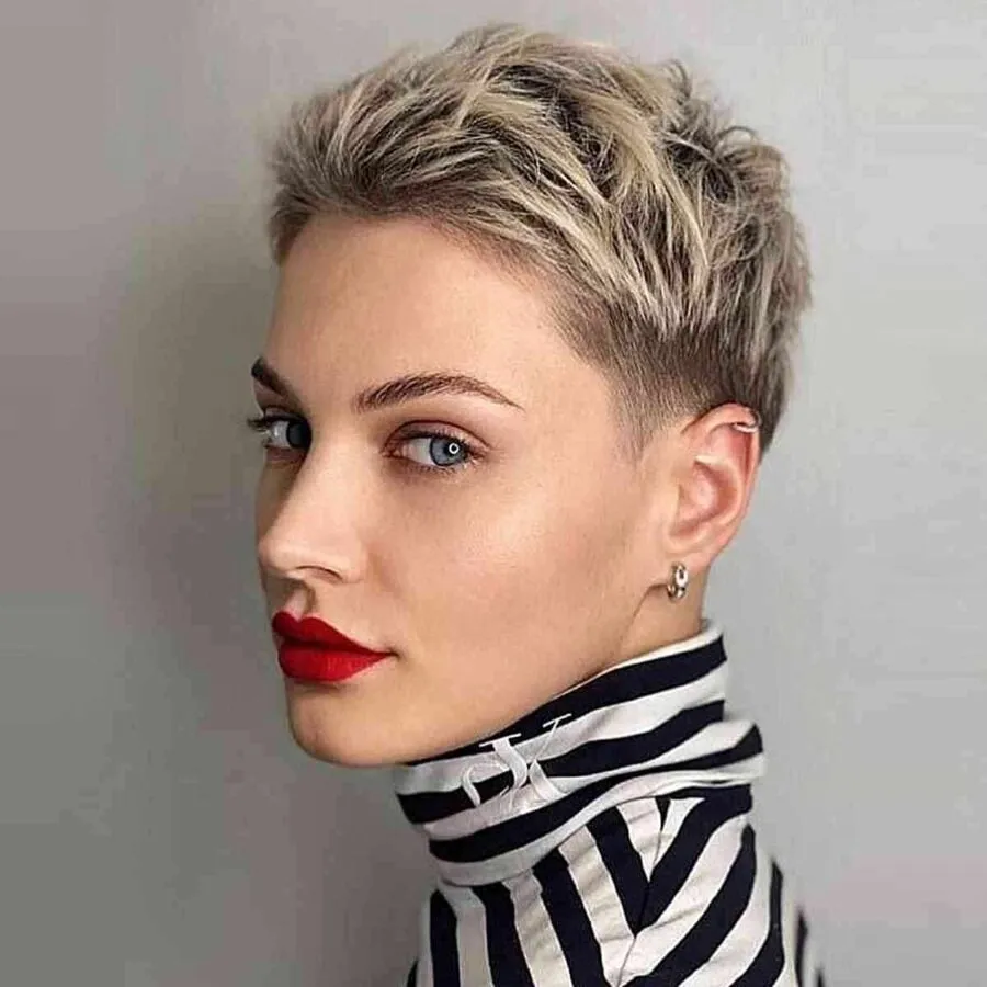 Tmavé ombre na krátkých vlasech' title=