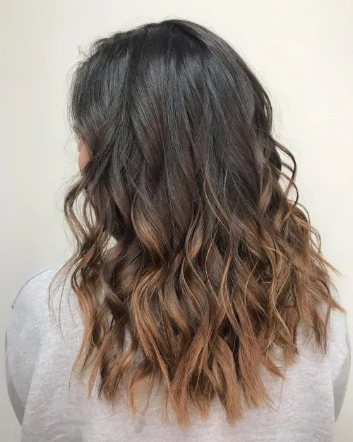 Karamelové ombre na tmavě hnědých vlasech' title=