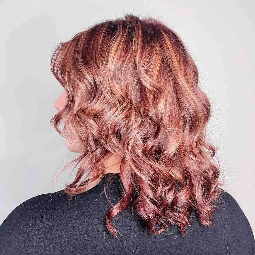 Balayage ממדי עם גווני ורד אדום וגווני זהב' title=