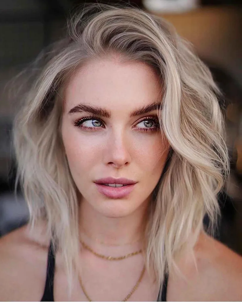 Zářivá odbarvená blondýnka se slabým světlem' title=