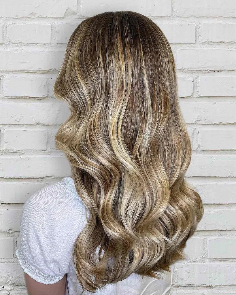 Přirozeně vypadající blond barva na vlasy Balayage' title=