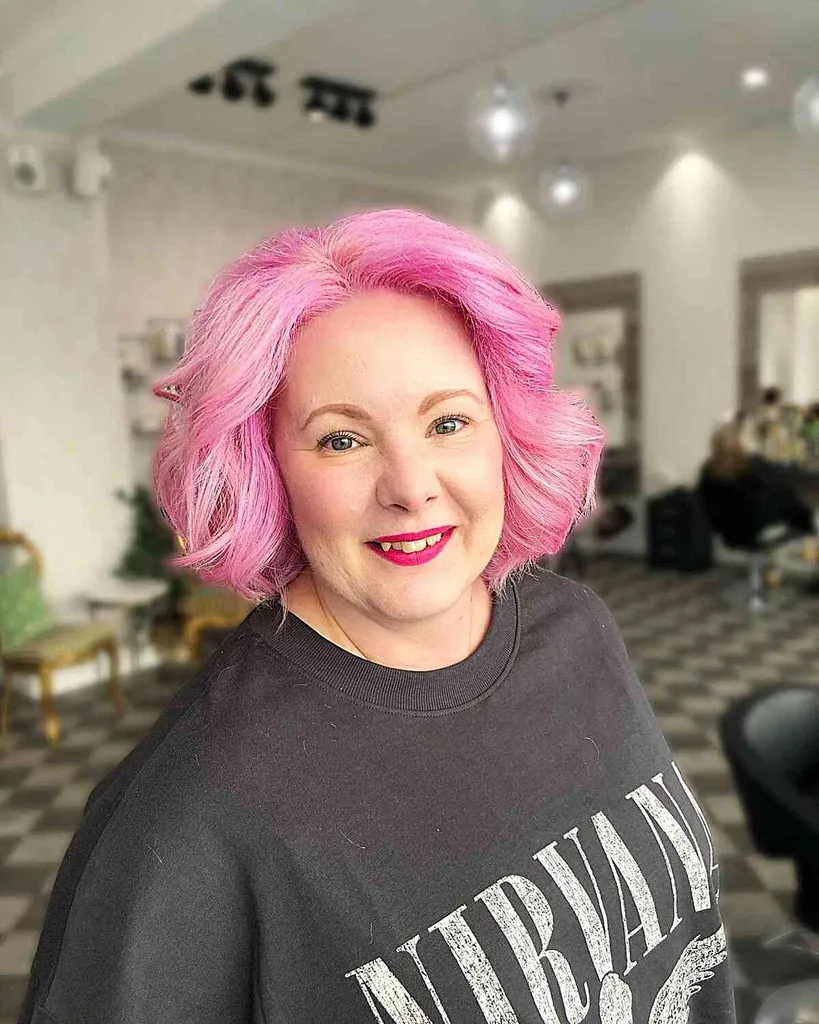 Funky Pink Bob Cut para mulheres com estilo ousado e cabelo curto' title=