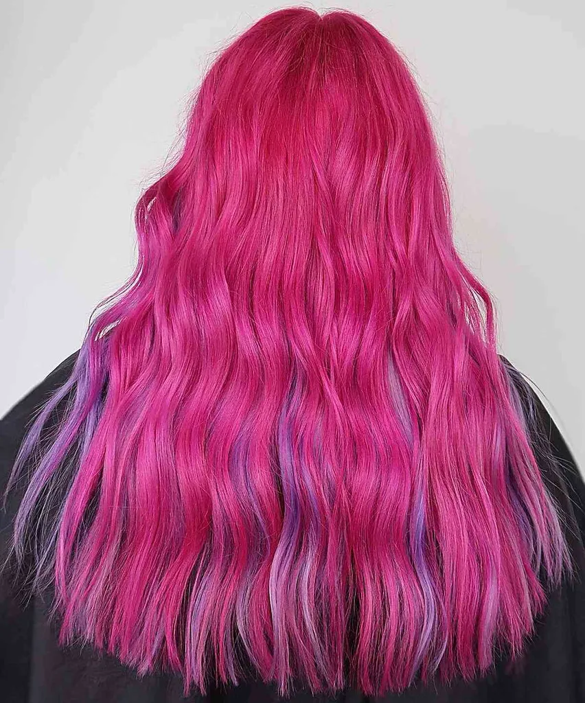 Cabelo longo rosa com toques de tons roxos para mulheres com estilo ousado' title=