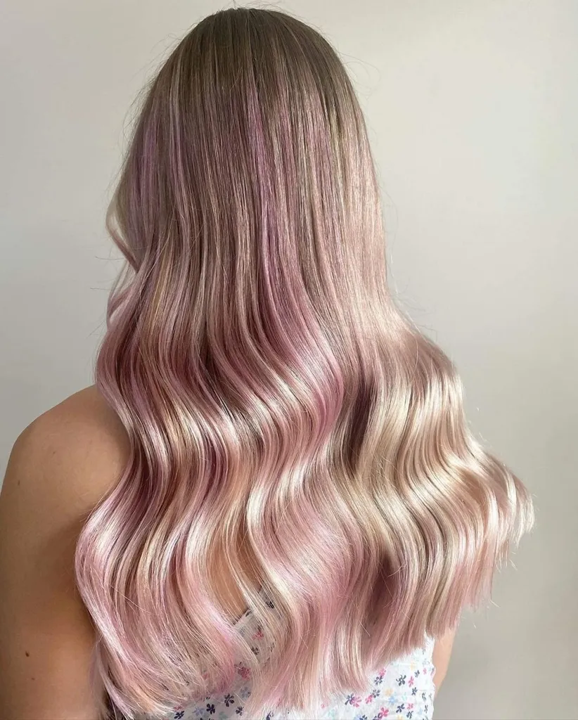 Cabelo loiro com mechas rosa' title=
