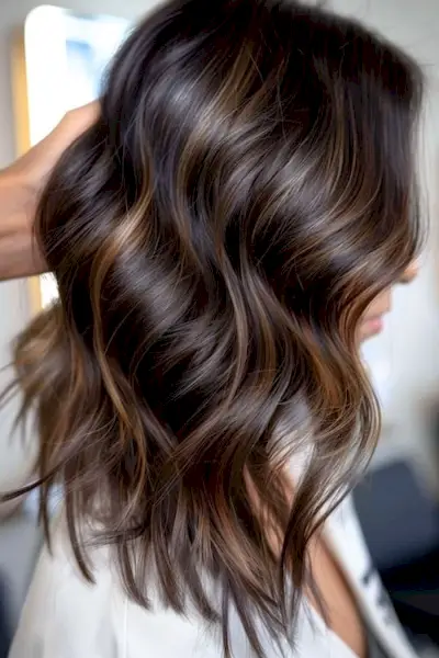 ダークチョコレートの髪に手描きのハイライト。