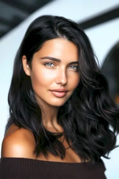 光沢のある茶色の黒い波のダークブラウンの髪の色のアイデア。