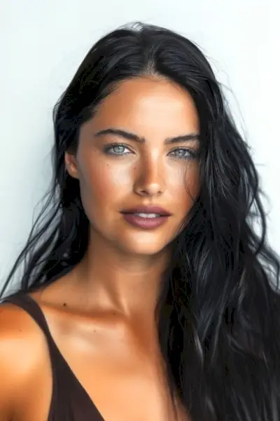 乱れたミッドナイトブラウンのウェーブダークブラウンの髪の色のアイデア。