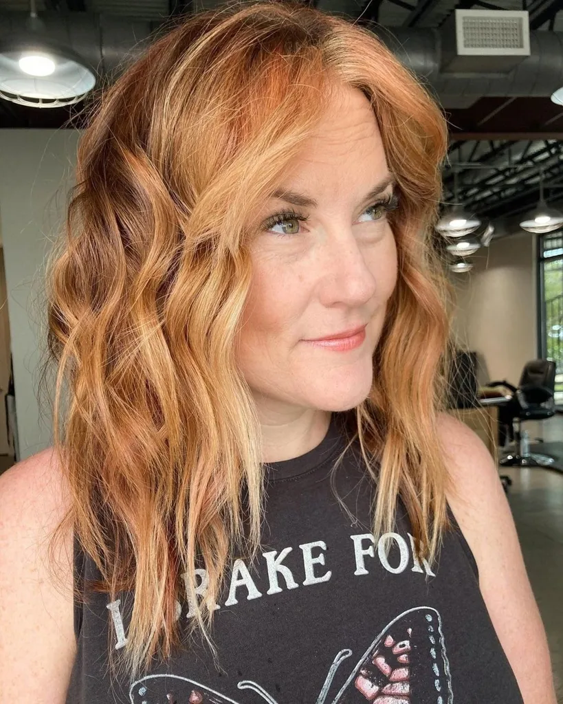 Castaño con reflejos ámbar para mujeres mayores' title=