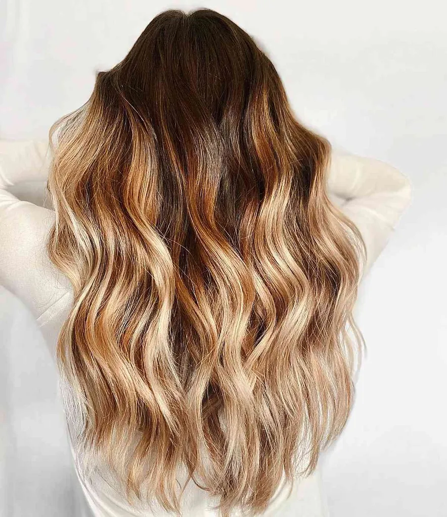 balayage dorado en cabello moreno' title=