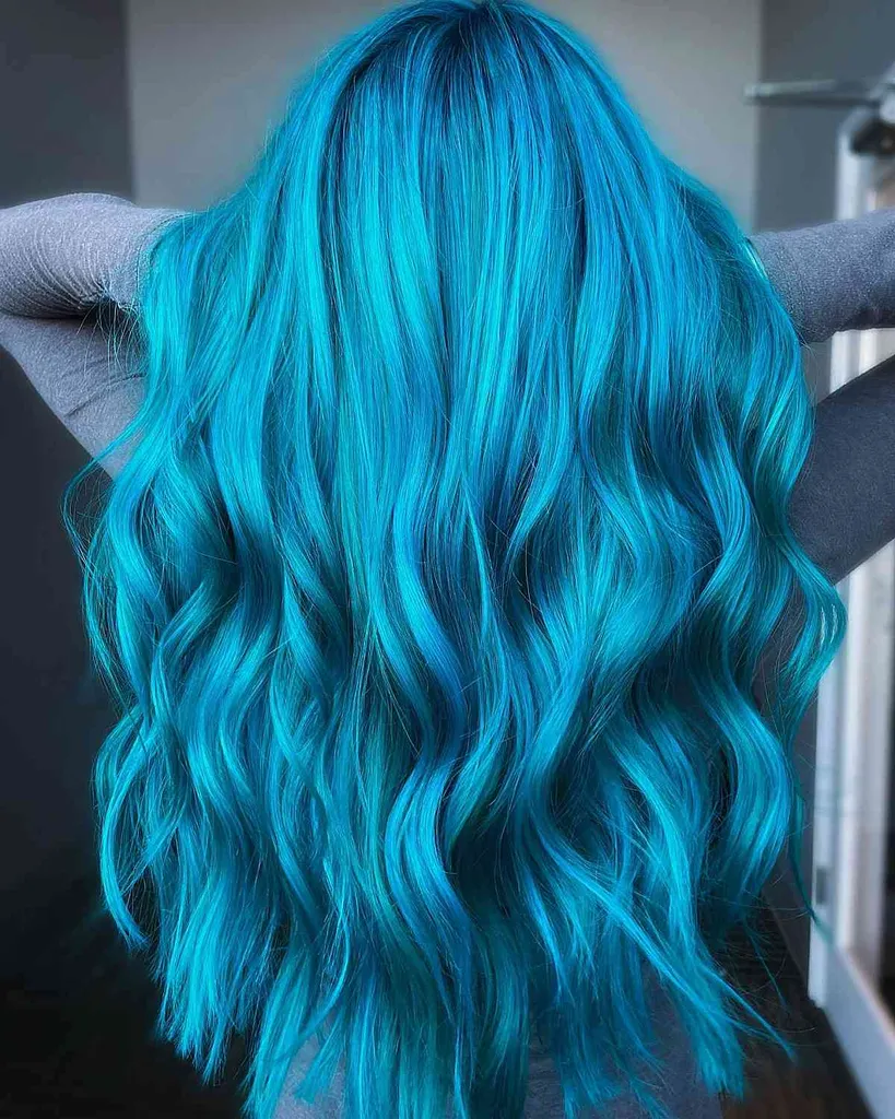 pelo balayage azul electrico' title=