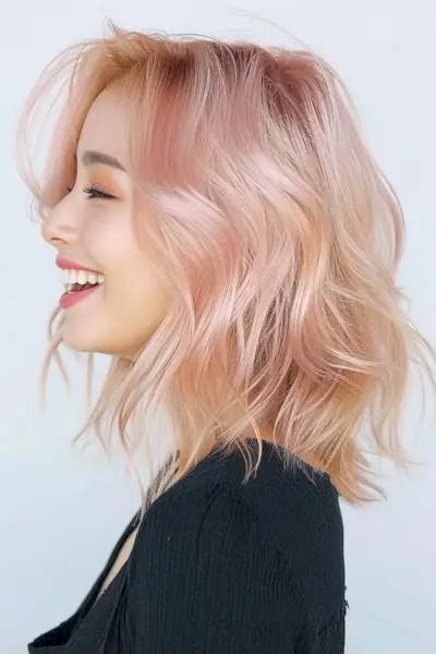 ライトブロンドとパステルピンクの髪の色。側面図。