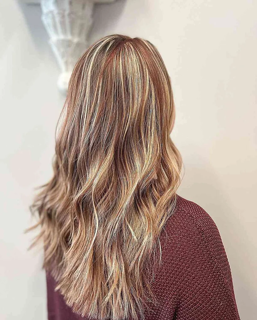 Sarkani spīdumi uz netīriem blondiem matiem' title=