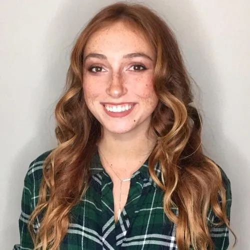 Zelta un zemeņu akcentu frizūra' title=