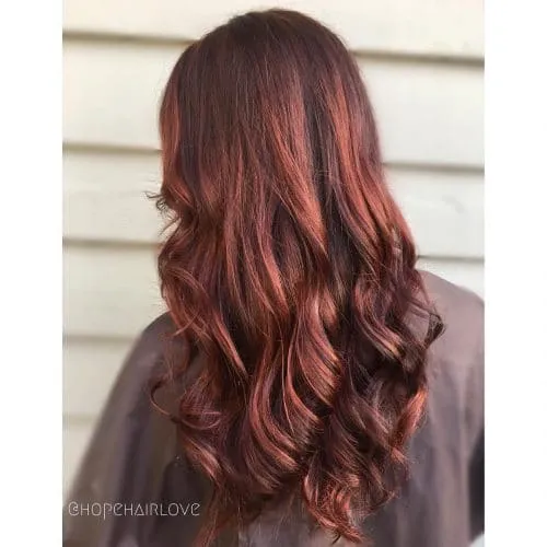 Izmēru Deep Red Balayage frizūra' title=