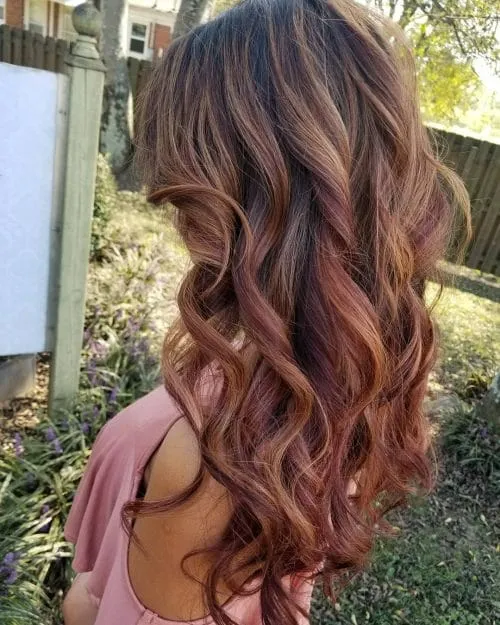 Blended Red Caramel Balayage frizūra' title=