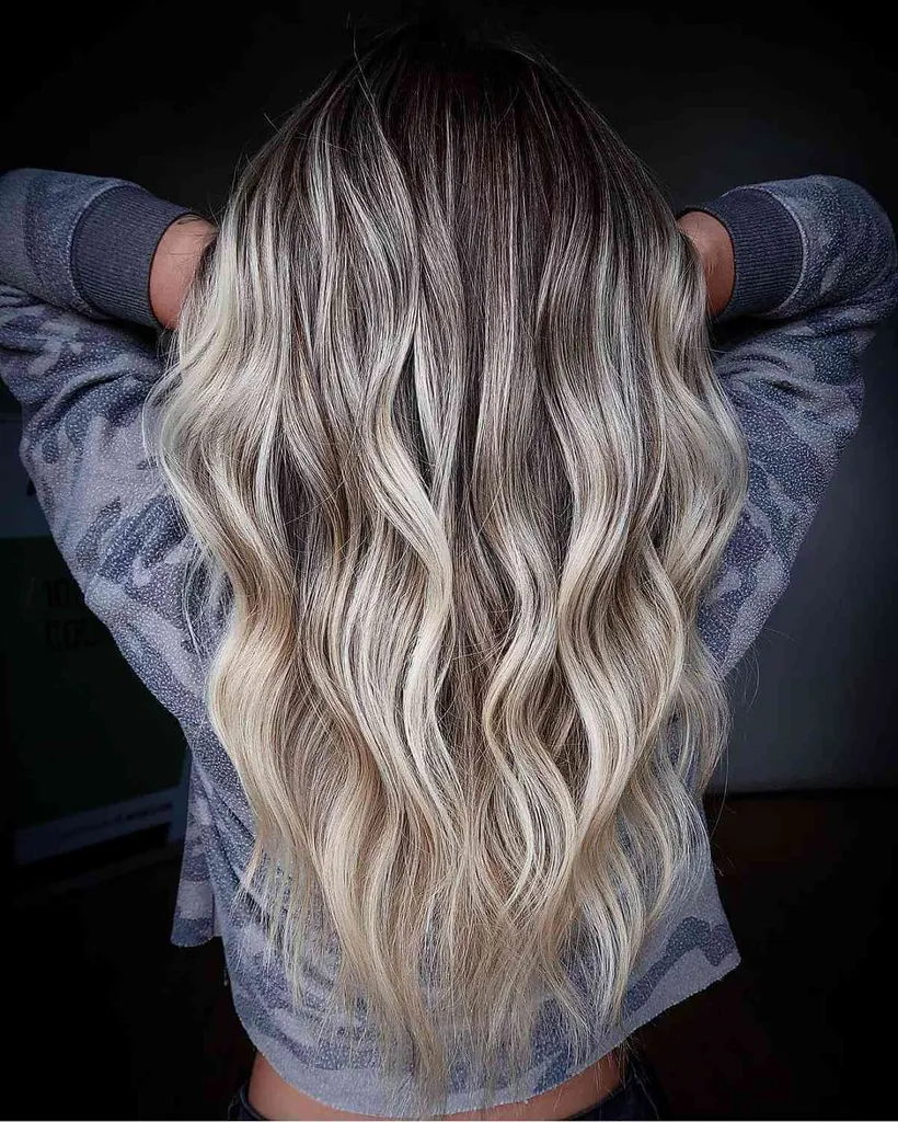 Satriecoši gari blondi mati ar tumšākām saknēm' title=