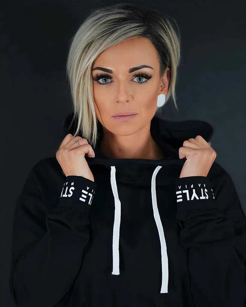 Jauka blonda asimetriska pixie bob ar tumšām saknēm' title=