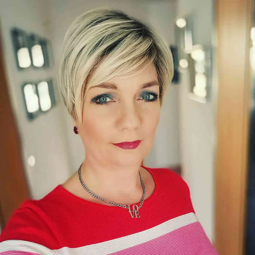 Tumši sakņojas pērļu blondīne' title=