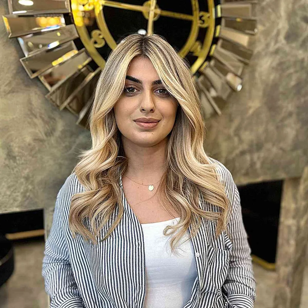 Tumši sakņojas vidējā daļa blondie mati' title=