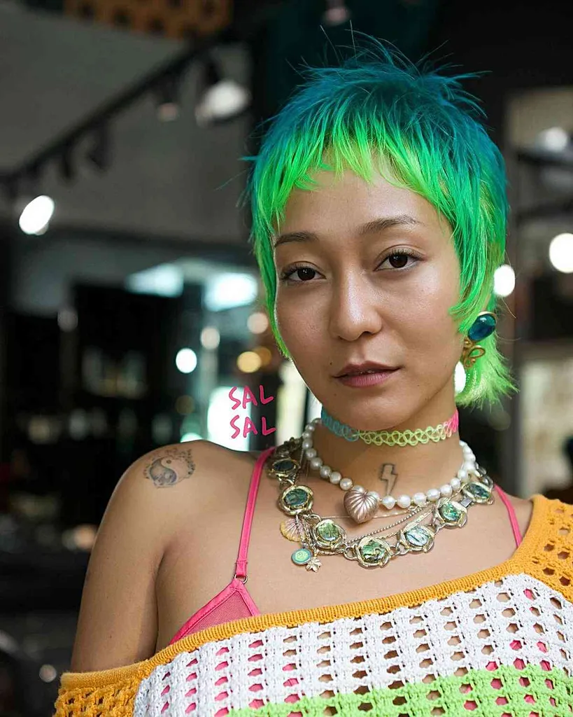 בתולת ים פיקסי כחול ארוך עם שוליים ירוקים וקצוות' title=