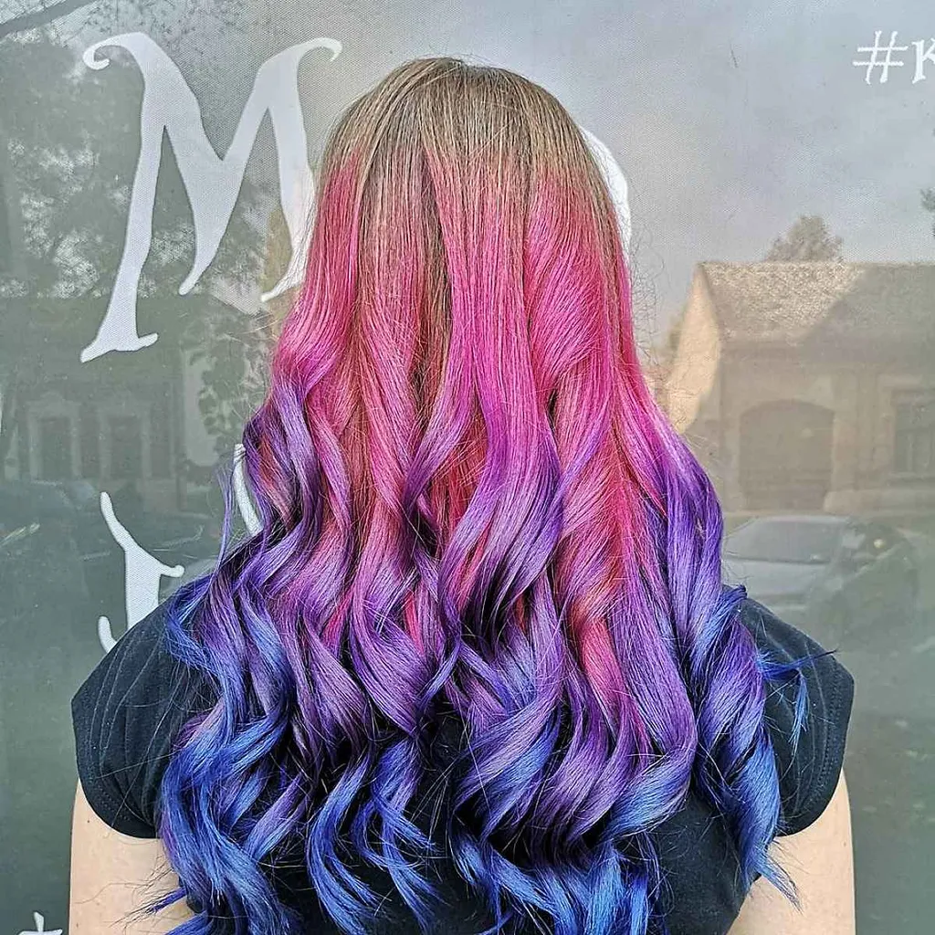 Ombre צבעוני על שיער בת הים ארוך' title=