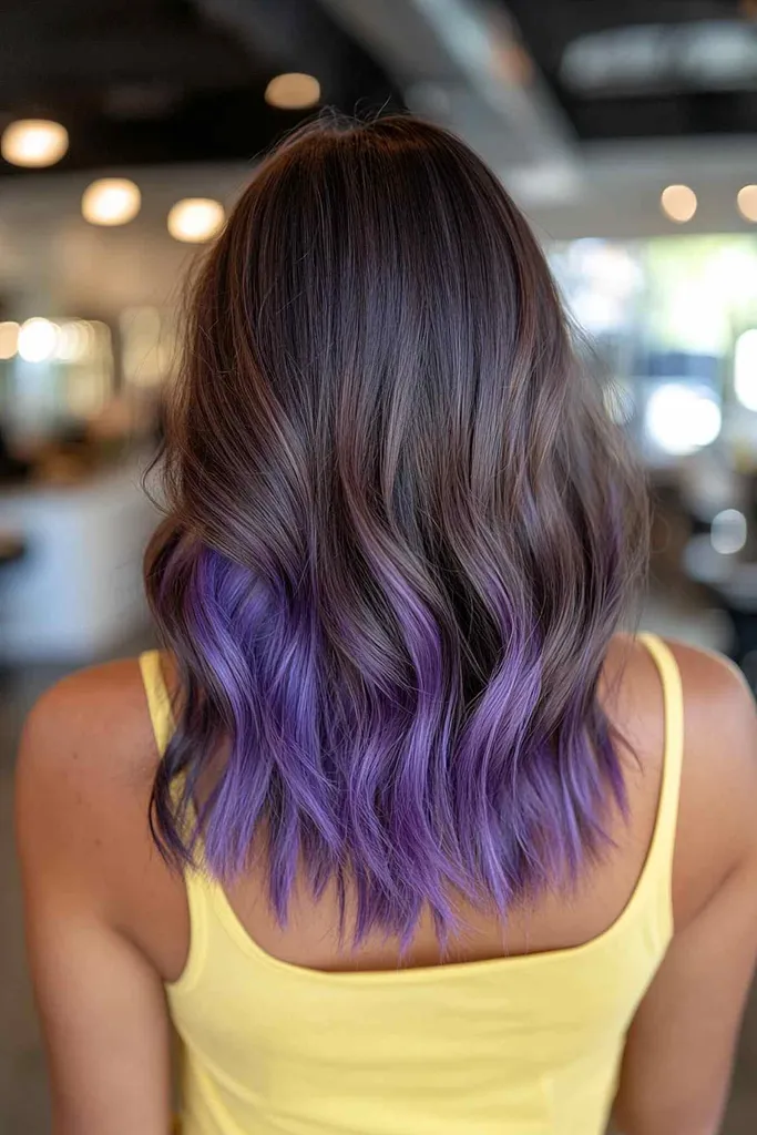 Ciemne włosy z żywymi fioletowymi końcówkami dla brązowej skóry' title=