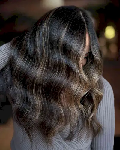 37 způsobů, jak kombinovat tmavě hnědé vlasy s odrazy karamelu