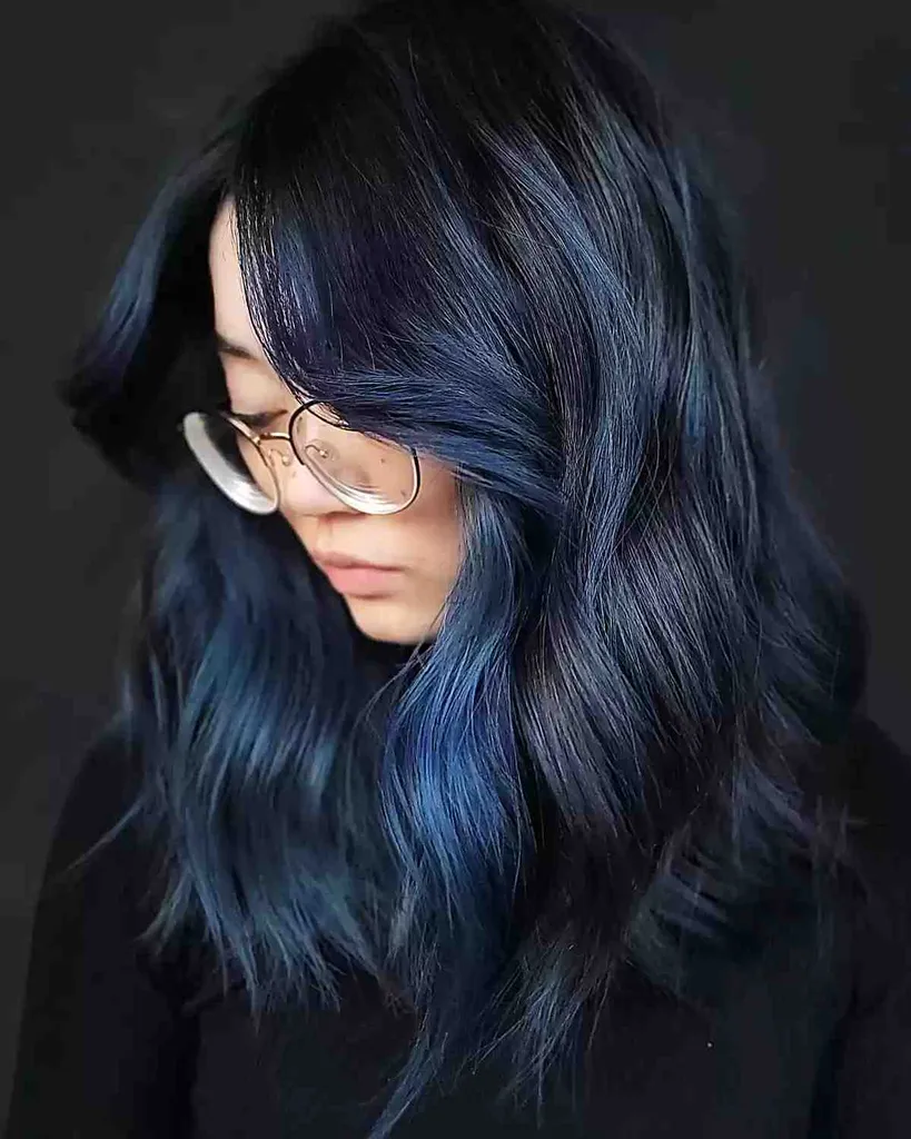 Moale Metallic Blue Money Piece Balayage pentru părul închis cu tăiat mediu' title=