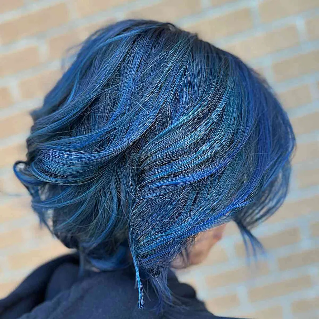Bob de balayage albastru dimensional cu valuri și straturi voluminoase' title=