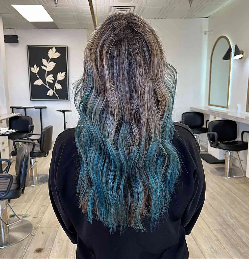 Ombre de balayage maro-de-albastru pentru valuri lungi' title=