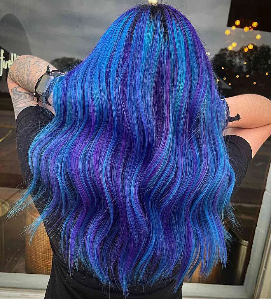 Incroyables cheveux de balayage bleus et violets pour les femmes aux longues tresses ondulées' title=