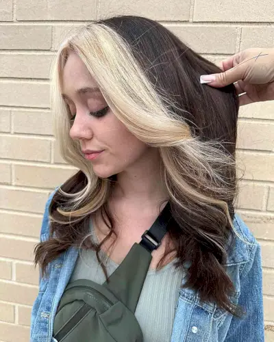 Face-Framing Buttery Blonde Highlights on Medium Brunette Hair