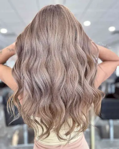 Hai visto la nuova tendenza nel colore dei capelli da tè al latte, giusto? Altrimenti, non perdere questi 25 esempi di impressionanti