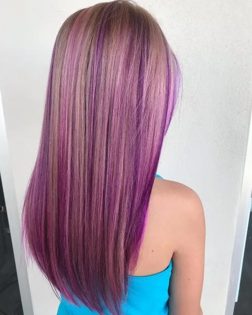 Rožinės ir violetinės spalvos akcentai šviesiuose plaukuose' title=