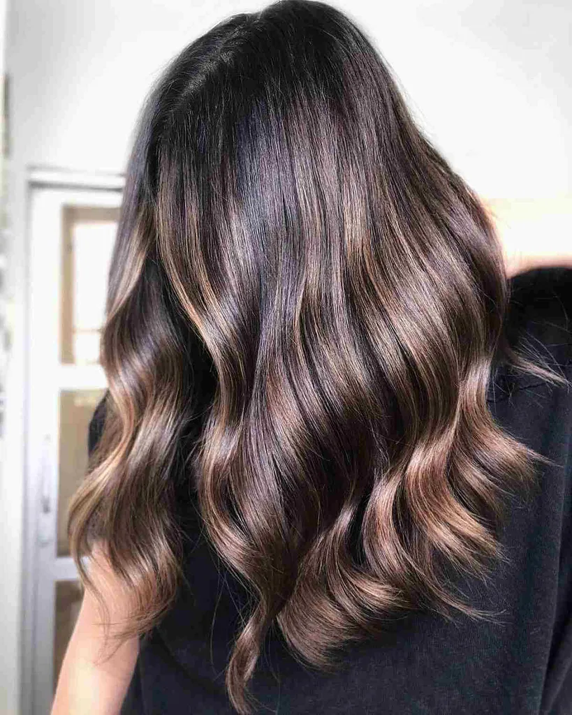 Doorleefd chocoladebruin haar voor brunettes' title=