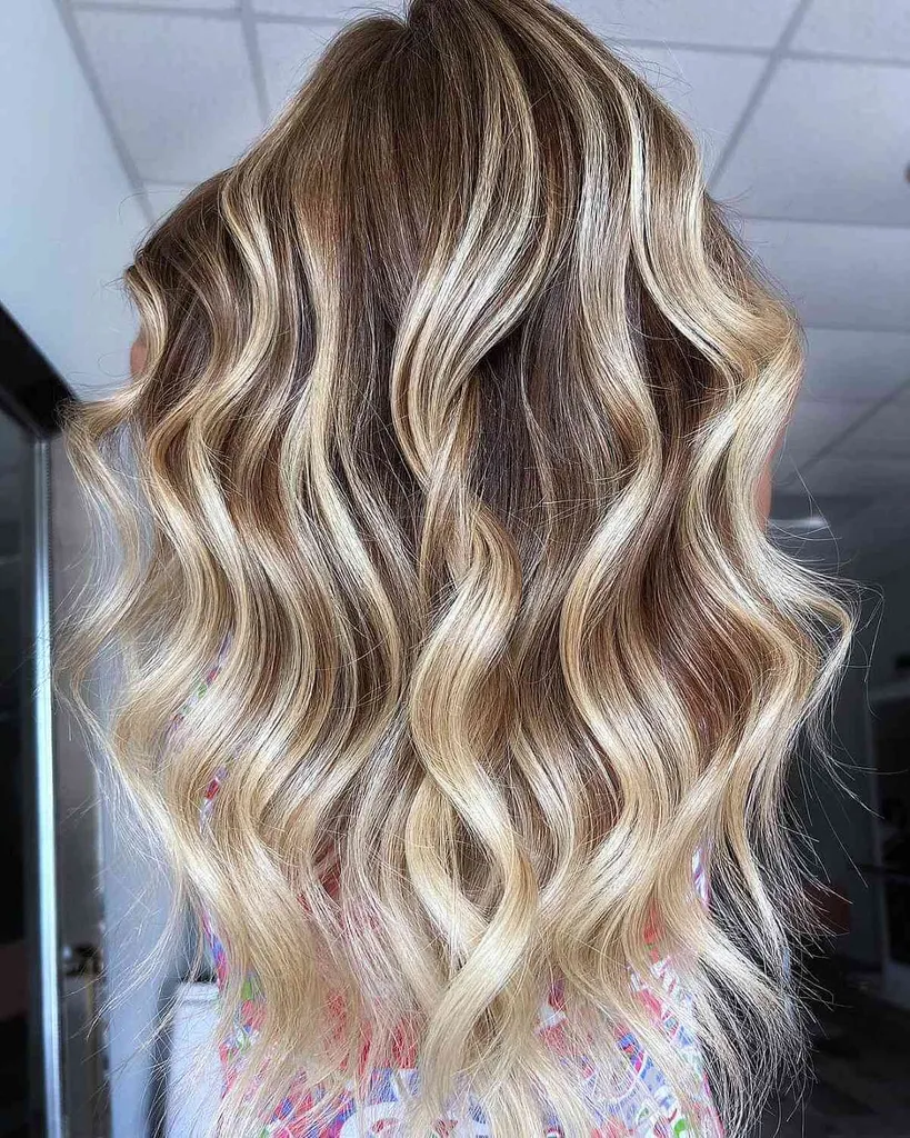 Stijlvol natuurlijk bruin haar met blonde highlights' title=